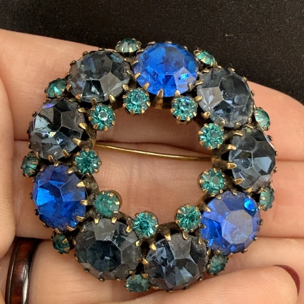 Vintage Rhinestone Brooch‎ Wreath Gold Tone Blue Green Rhinestone Well Made